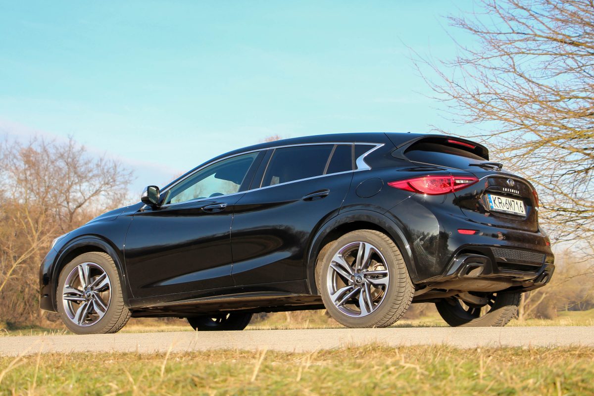 INFINITI Q30