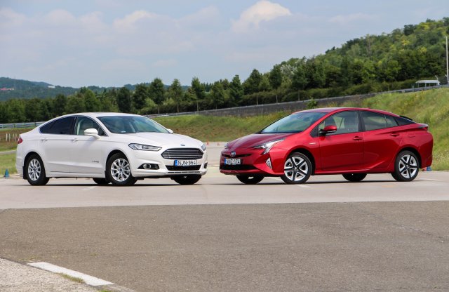 Vajon melyik a jobb hibrid? Mondeo a Prius ellen