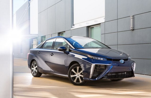 Üzemanyagcellás helyett hoz villanyautót a Toyota?