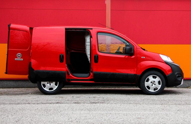 Piros, kétüléses és olasz - Fiat Fiorino
