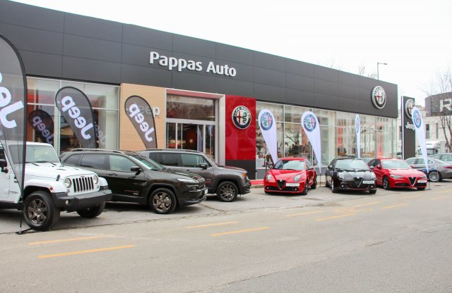 Ami szemből Mercedes és smart, az hátulról Alfa és Jeep