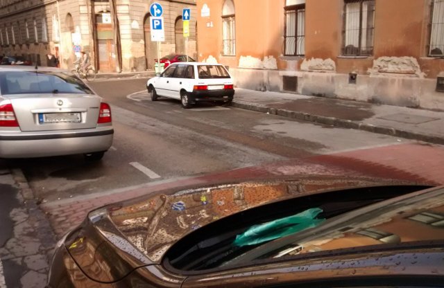 Esztergomban is ingyen parkolnak a villanyautók