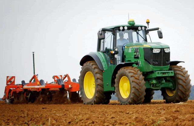 Elektromos traktorral kísérletezik a John Deere