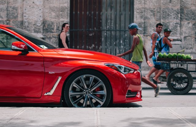 Képes képtelenség: Infiniti Q60 Kubában