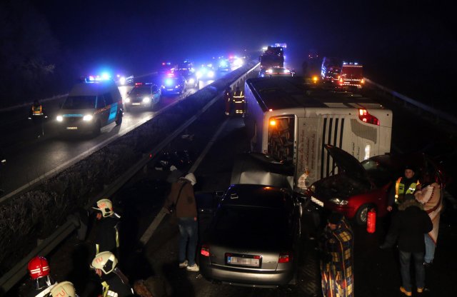 Emeletes busz borult fel az M3-as autópályán, sokan belerohantak