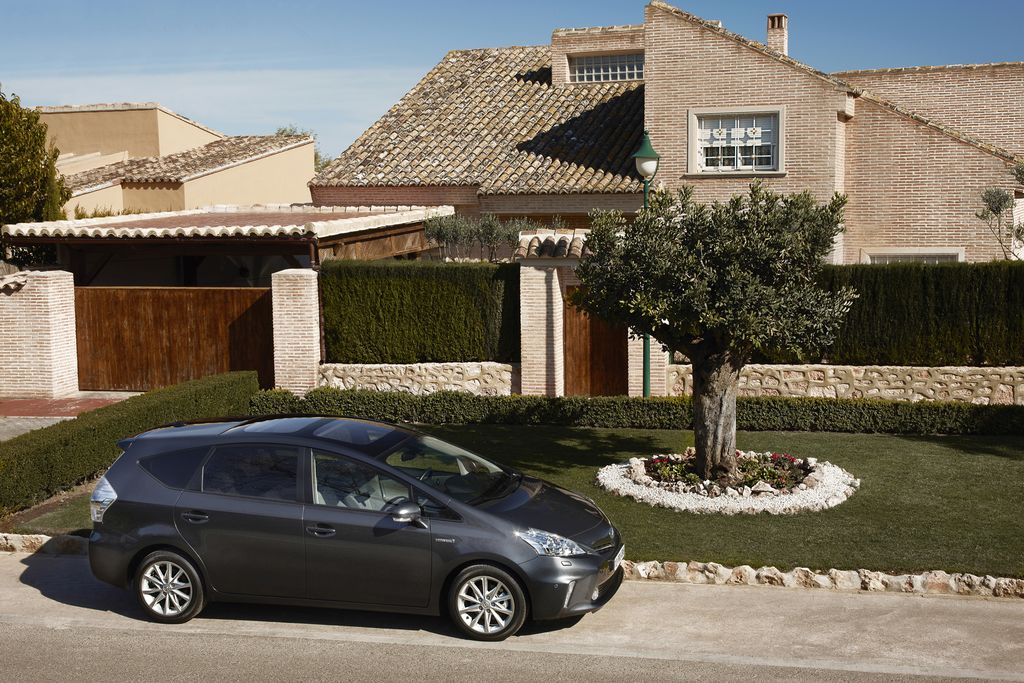TOYOTA PRIUS