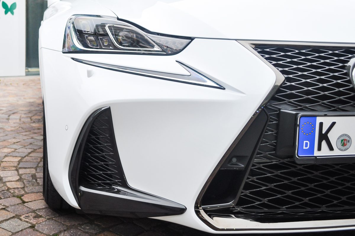 LEXUS IS