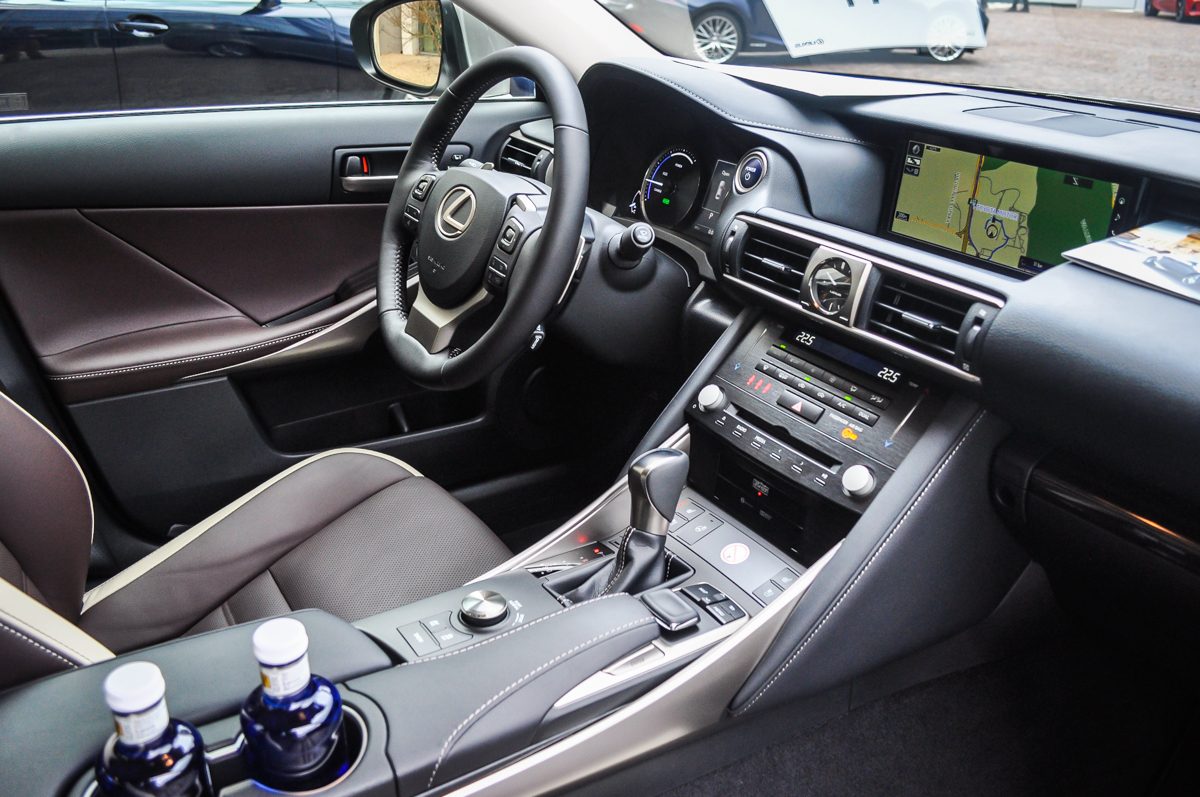 LEXUS IS