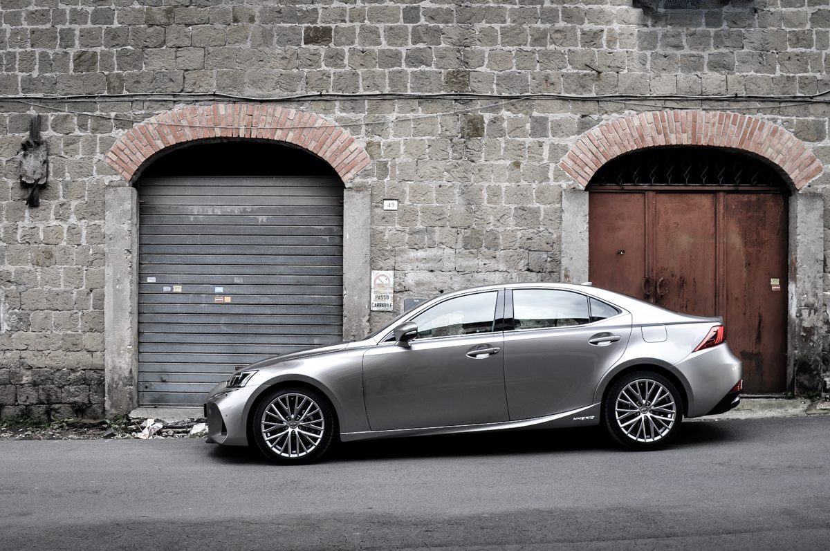 LEXUS IS