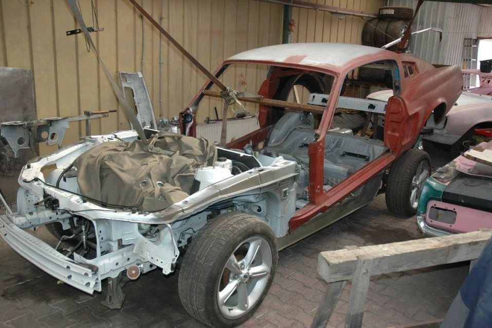 FORD MUSTANG