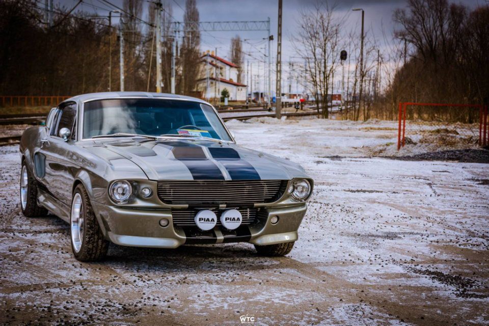 FORD MUSTANG