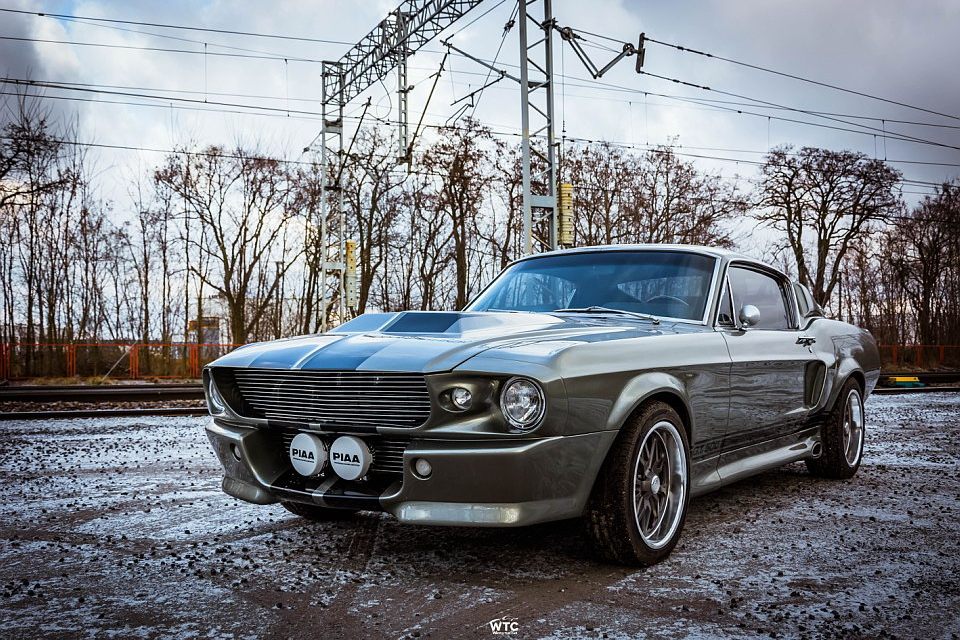 FORD MUSTANG