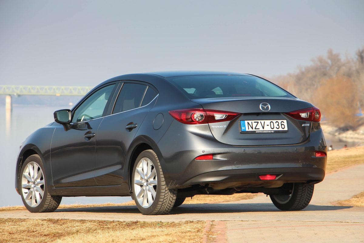 MAZDA 3