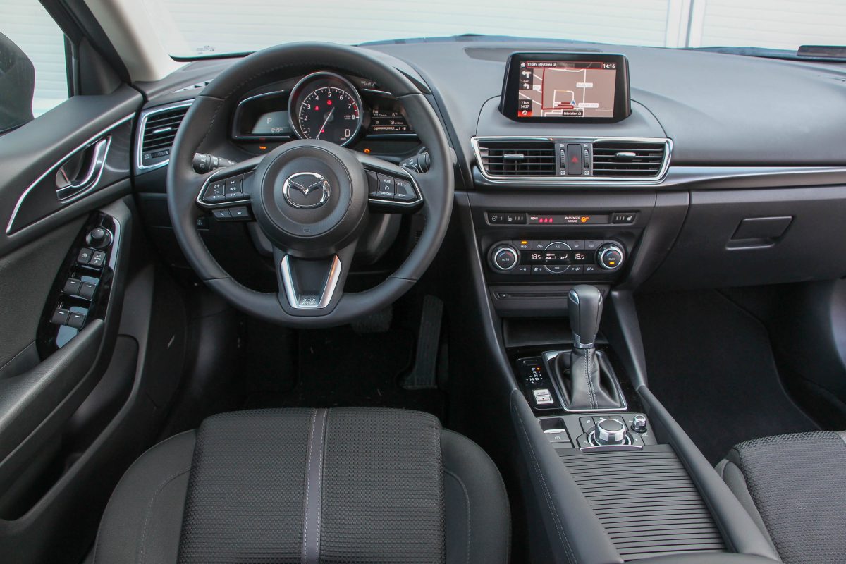 MAZDA 3