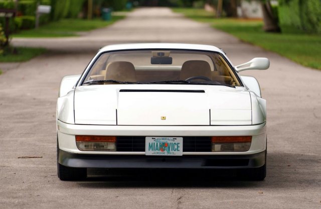 Kalapács alatt a Miami Vice Ferrarija