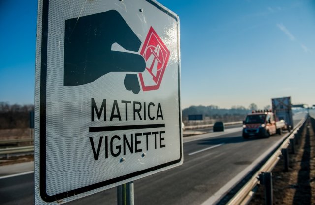 E hó végén lejár az autópálya-matrica, ideje cserélni