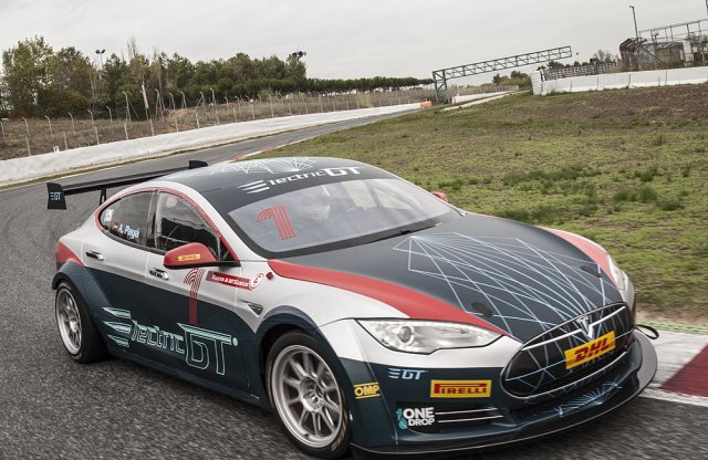 Egy Tesla, ami 2,1 másodperc alatt gyorsul 100 km/órára