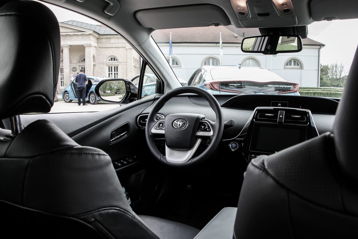 TOYOTA PRIUS