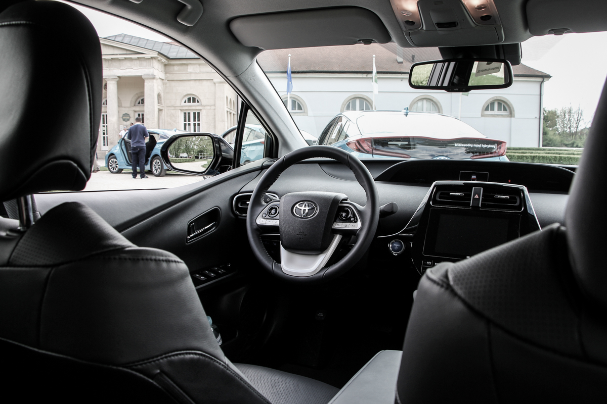 TOYOTA PRIUS