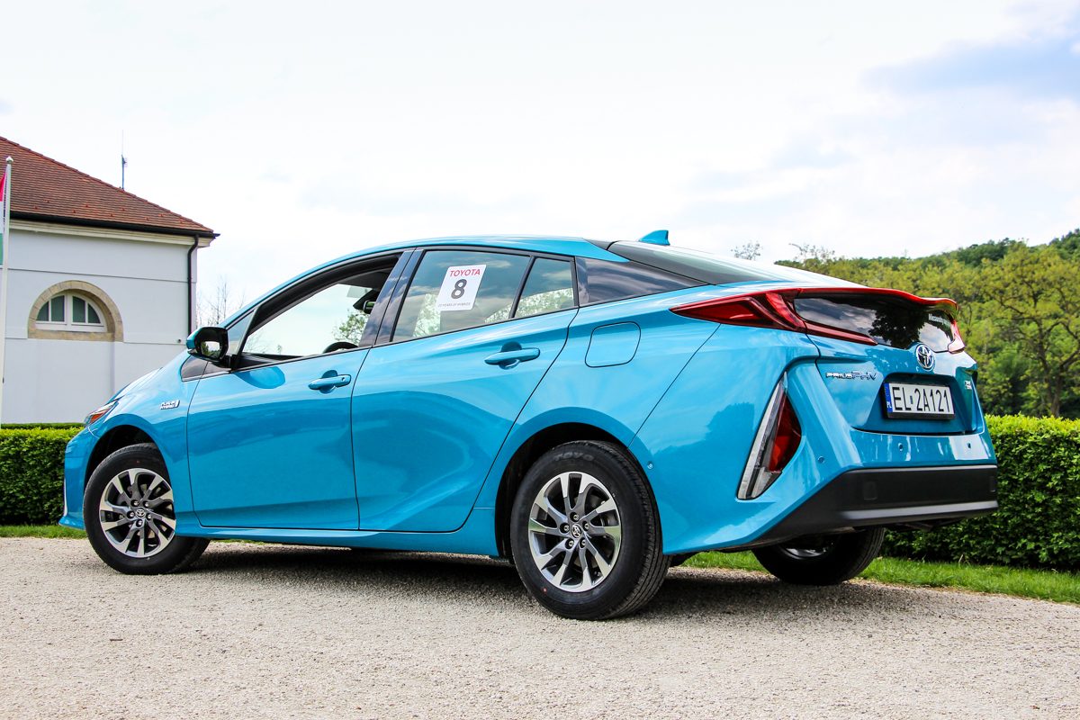TOYOTA PRIUS