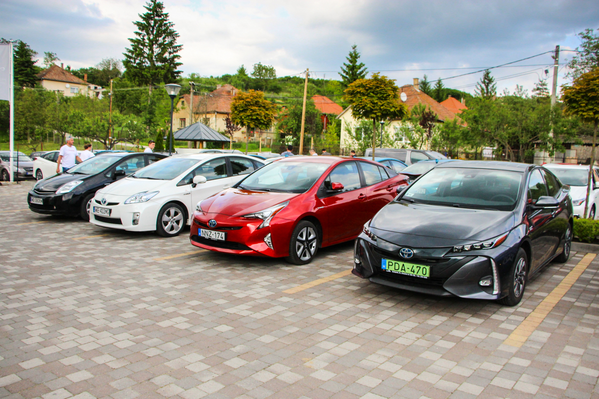 TOYOTA PRIUS