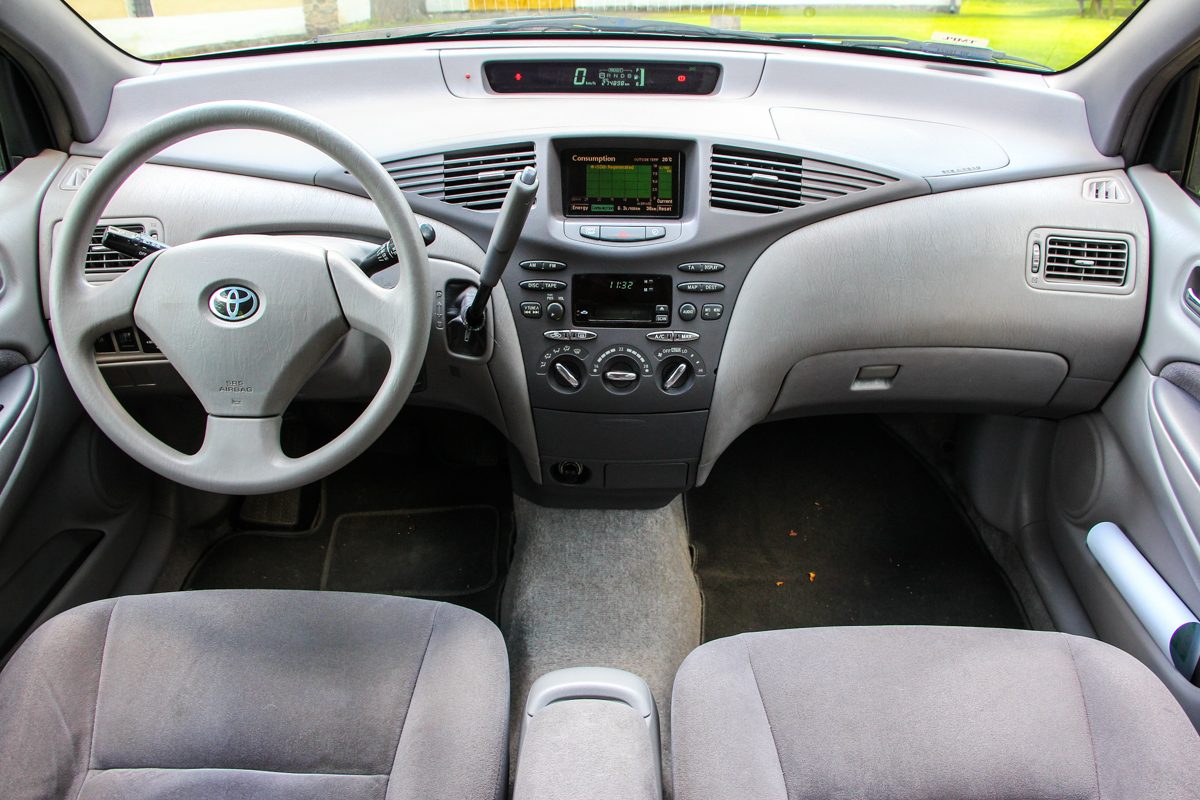 TOYOTA PRIUS