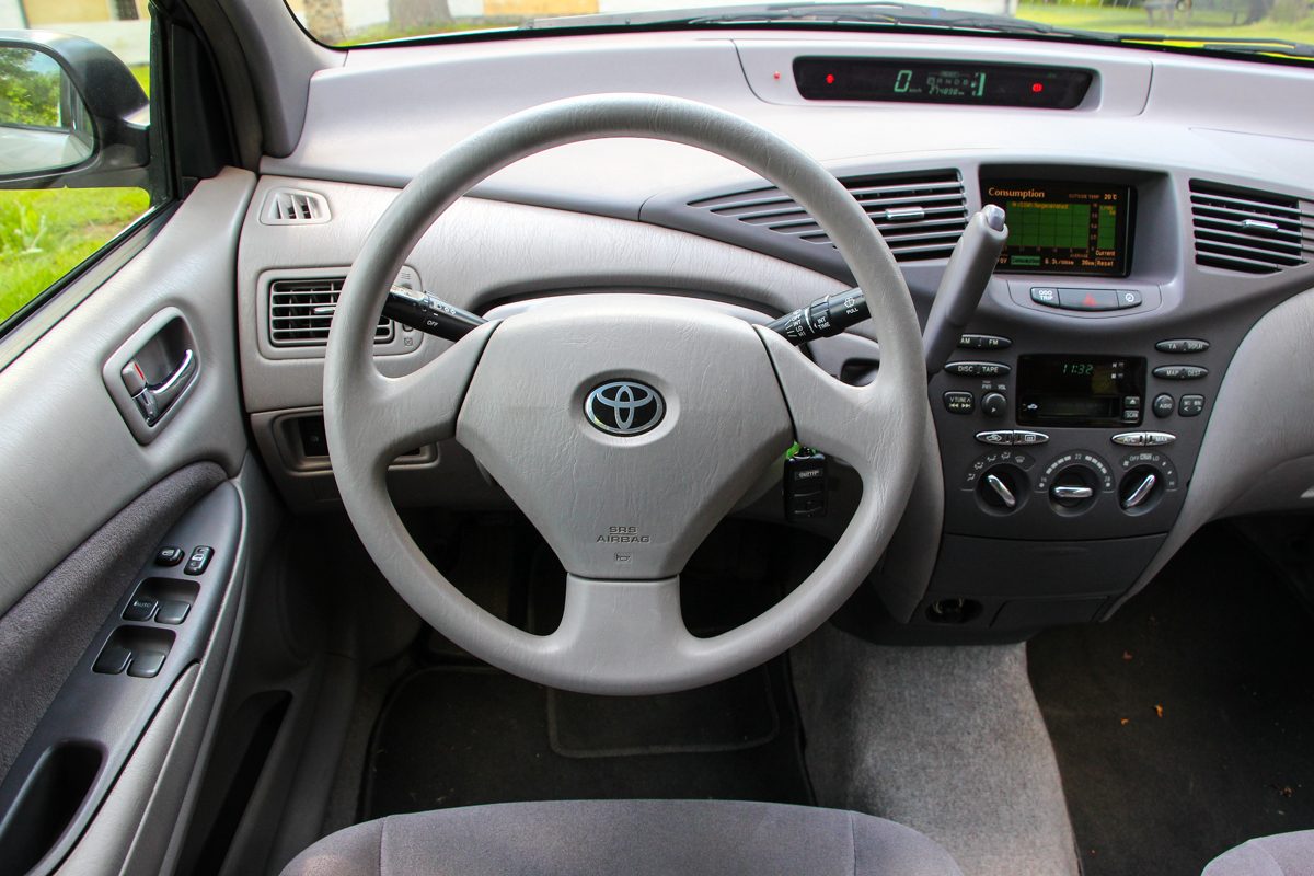 TOYOTA PRIUS