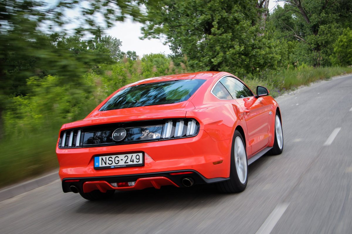 FORD MUSTANG