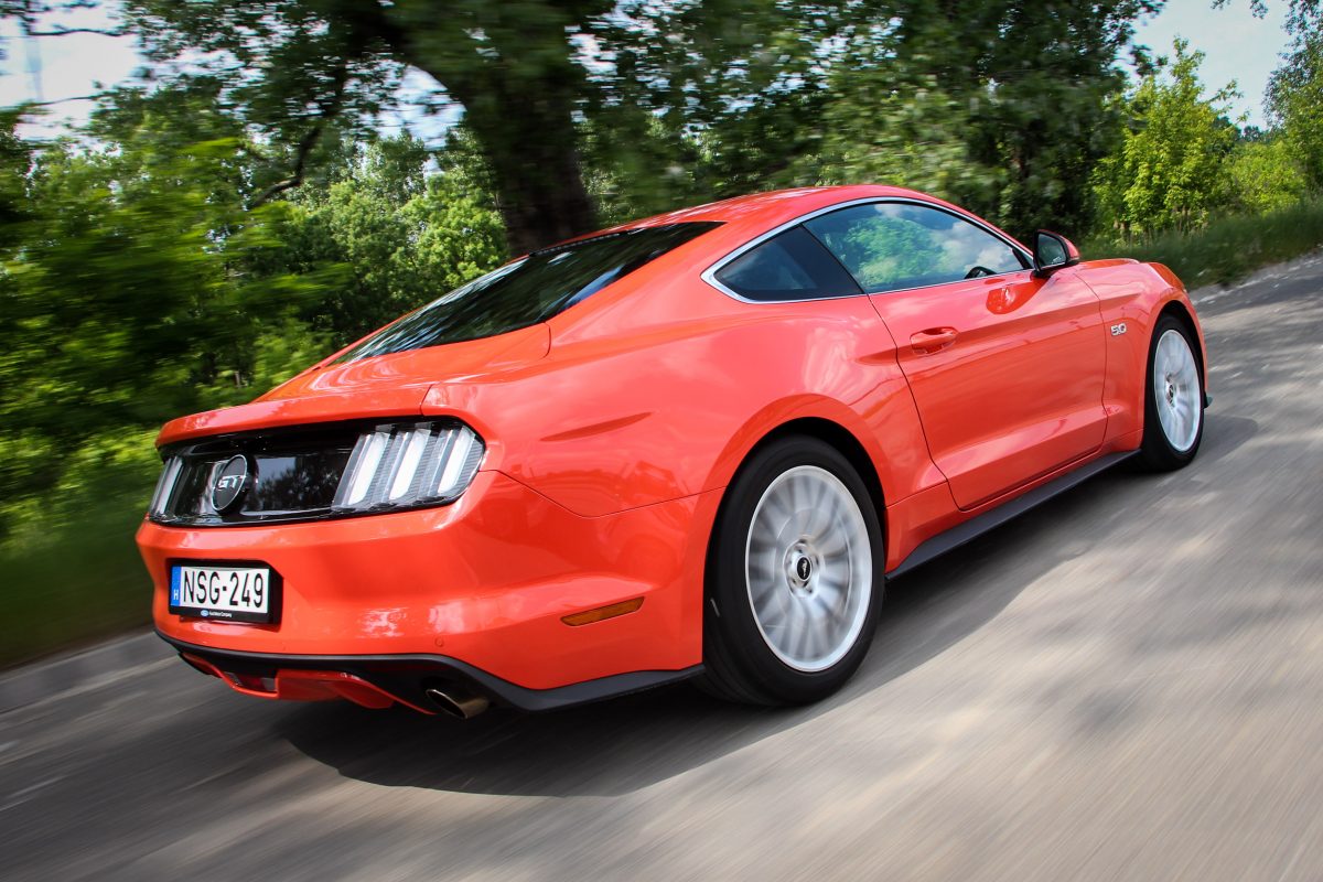 FORD MUSTANG