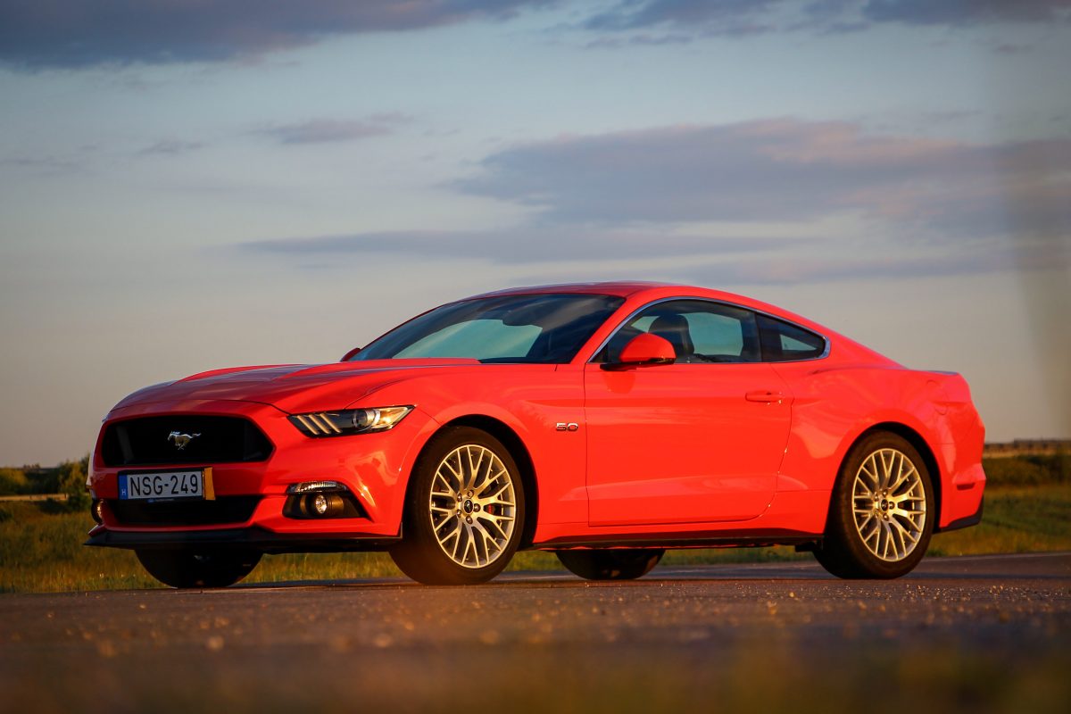 FORD MUSTANG