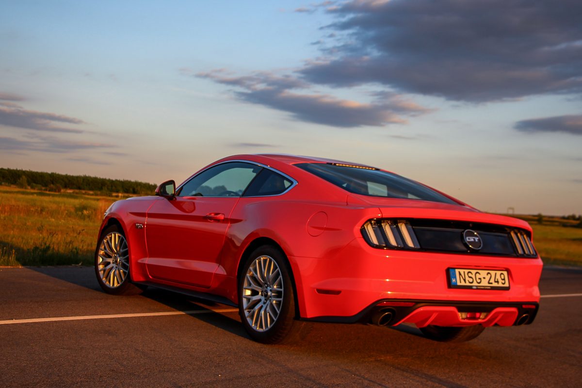 FORD MUSTANG