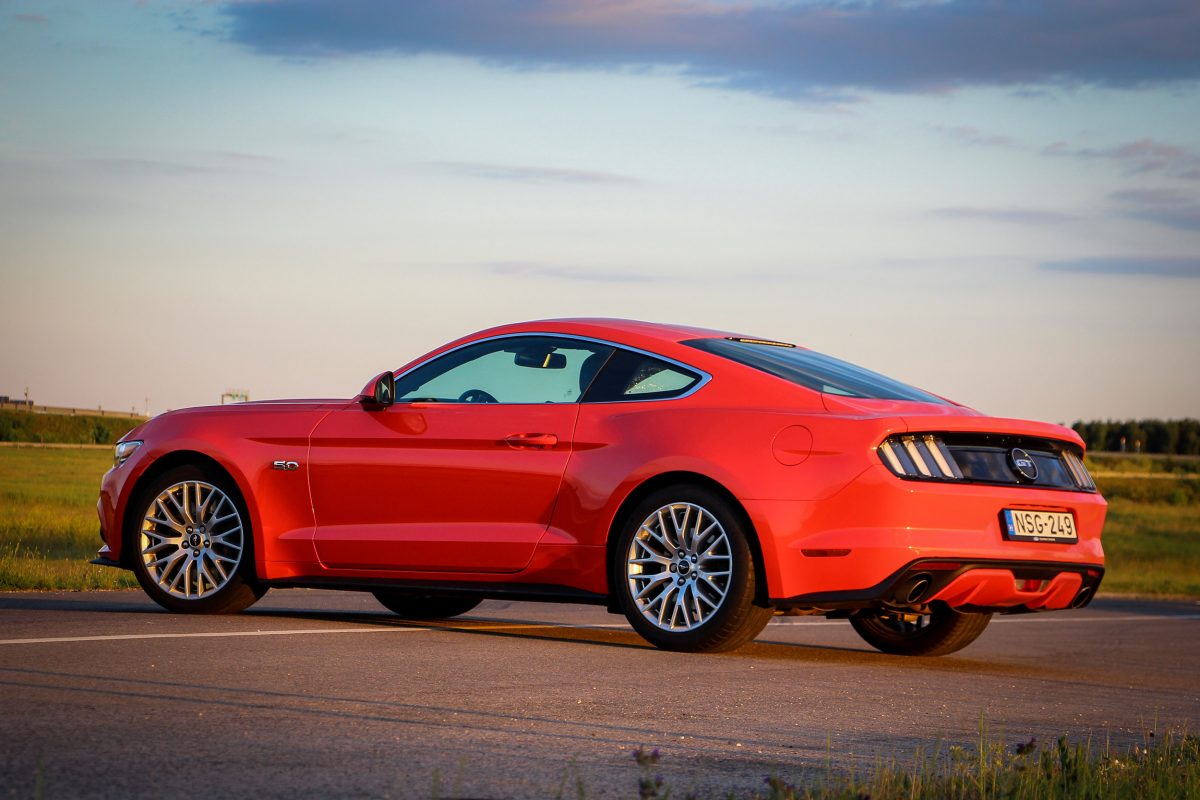 FORD MUSTANG