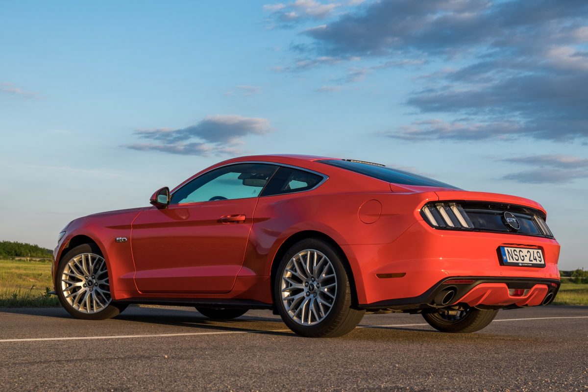 FORD MUSTANG