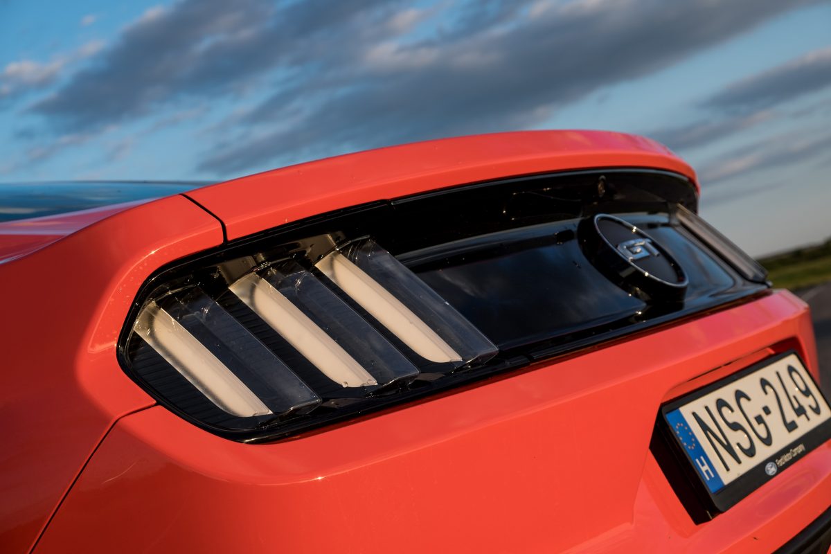 FORD MUSTANG