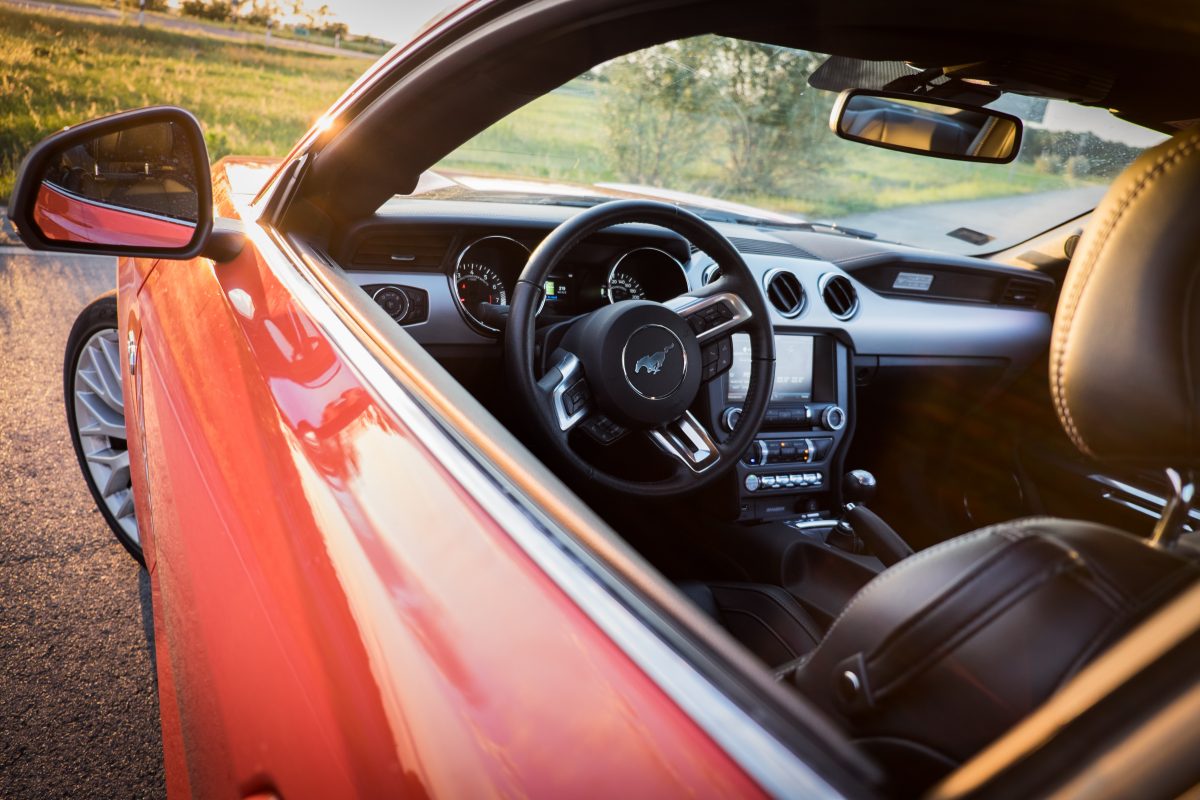 FORD MUSTANG