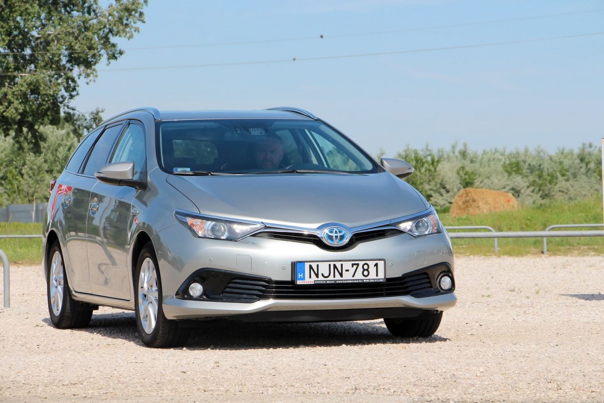 TOYOTA AURIS