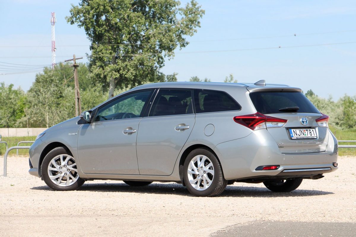 TOYOTA AURIS