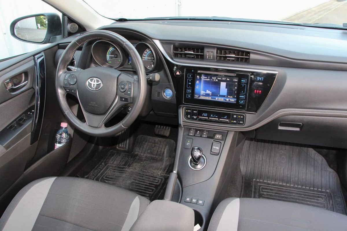 TOYOTA AURIS