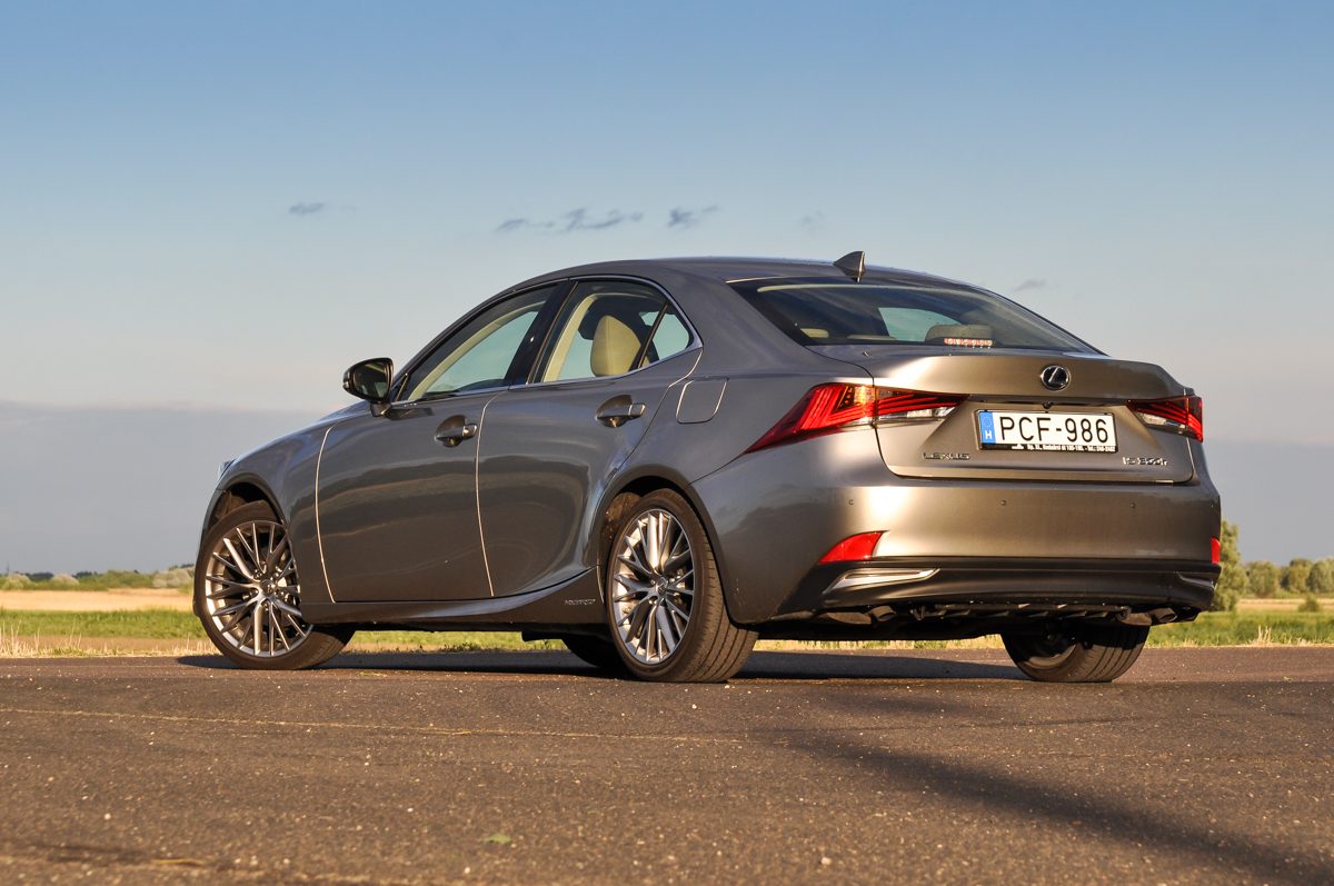LEXUS IS