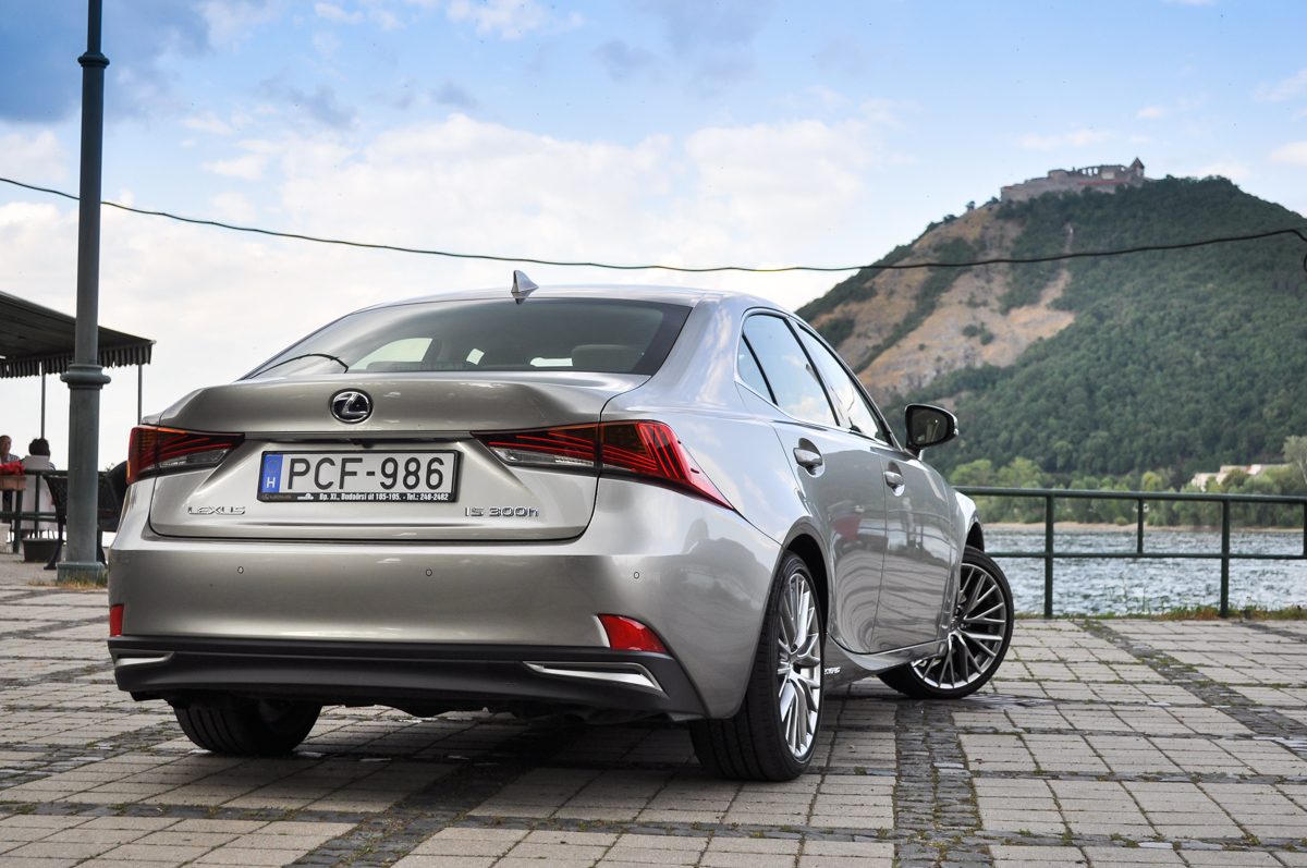 LEXUS IS
