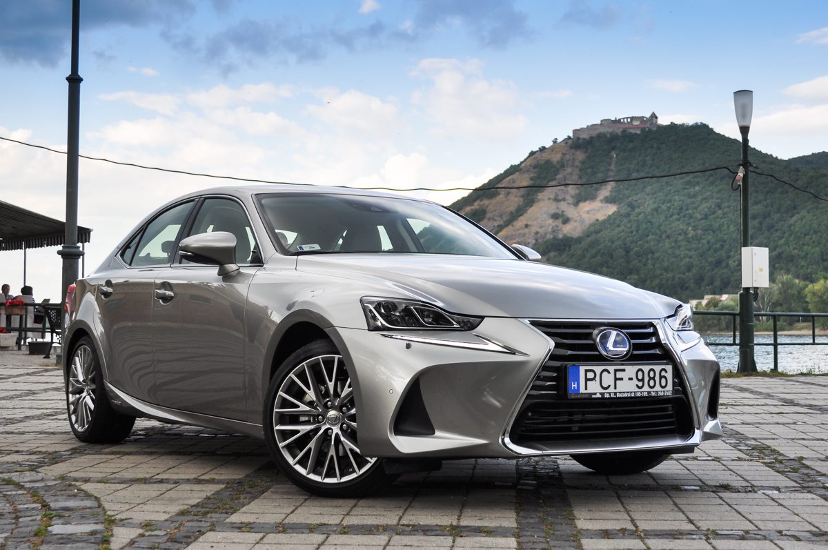 LEXUS IS