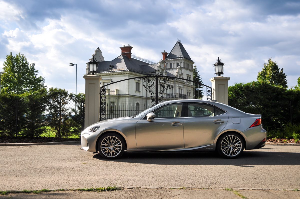 LEXUS IS