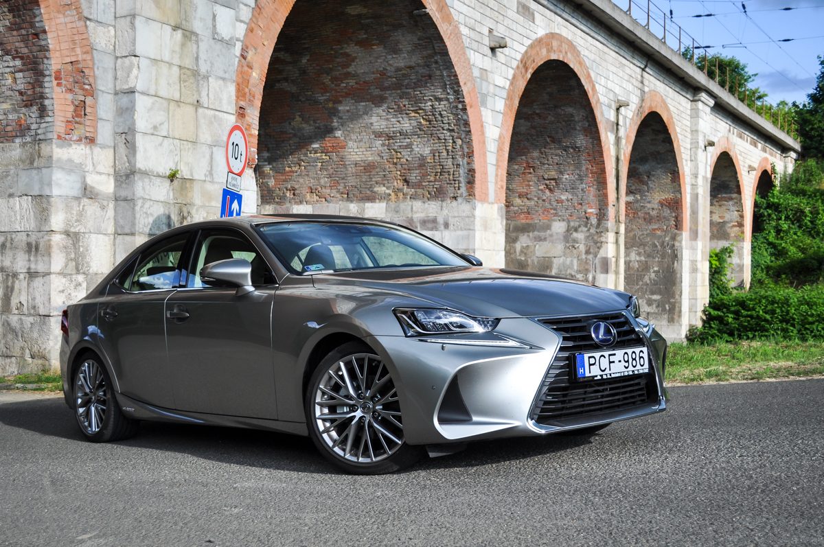 LEXUS IS