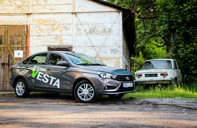 Jó, Ladába be, ablakot le! - Lada Vesta teszt