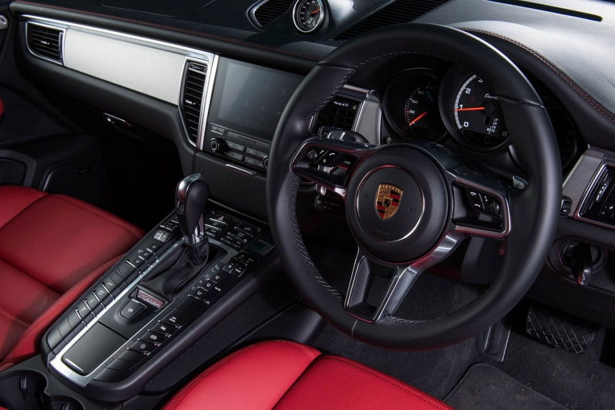 PORSCHE MACAN