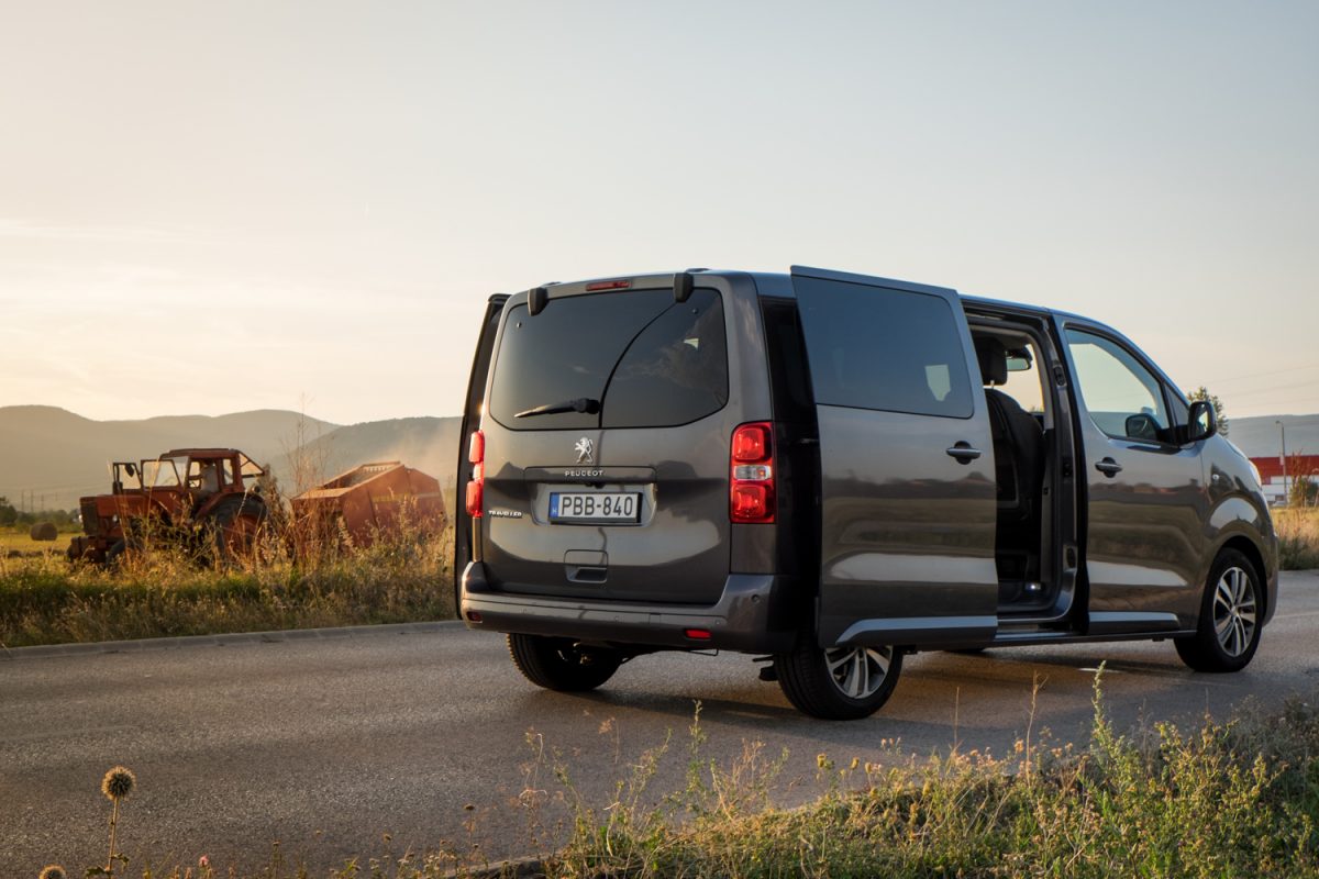 PEUGEOT TRAVELLER