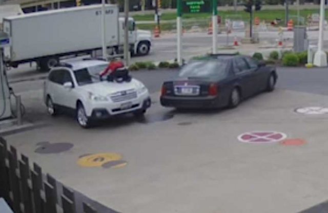 Ráugrott a motorháztetőre, megmaradt az autója