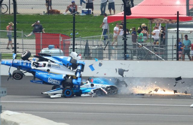 Videón az Indy 500 legnagyobb bukása