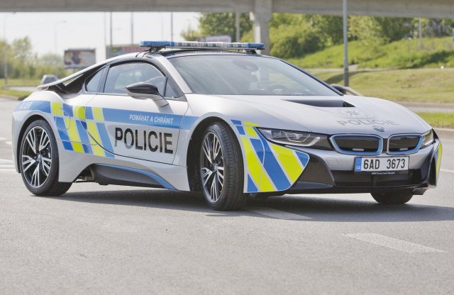 i8-as BMW-t törtek a cseh rendőrök