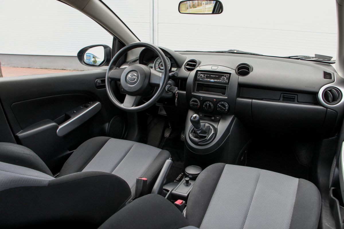 MAZDA 2